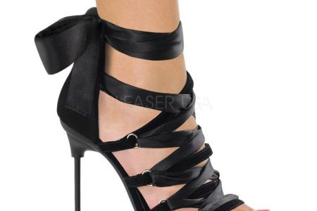 Sandalias negras con tacón y cordones al tobillo.